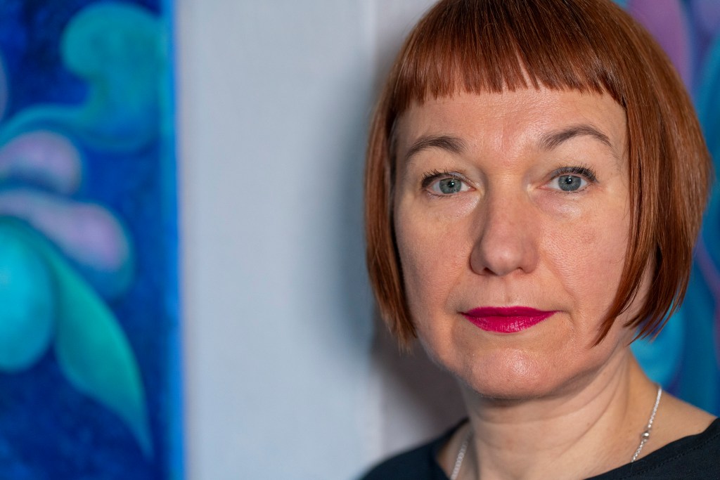 Eka Orba leitet einen Malkurs in der Malkunstwerkstatt und zeigt Maltechniken